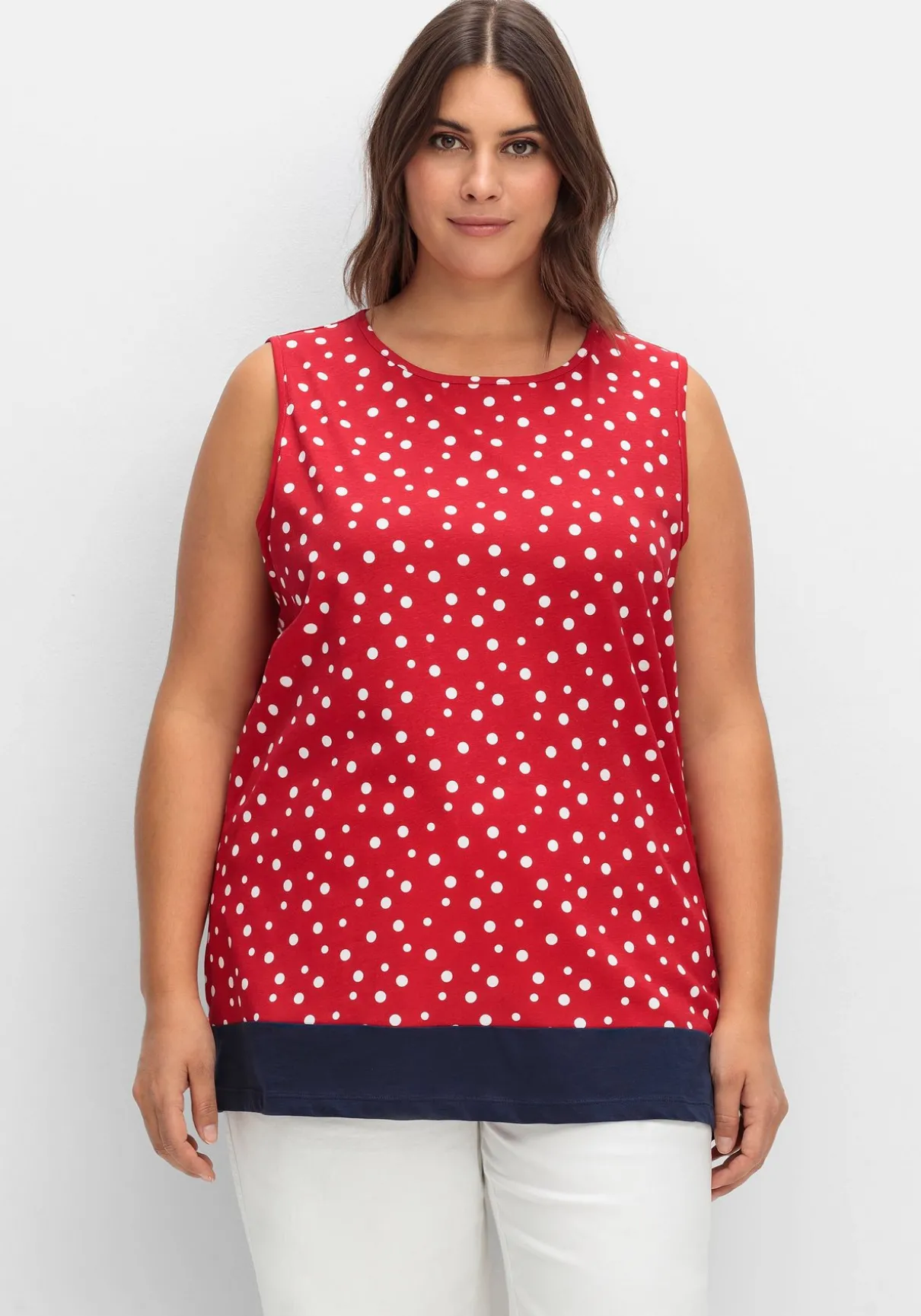 Top mit Tupfen-Alloverdruck