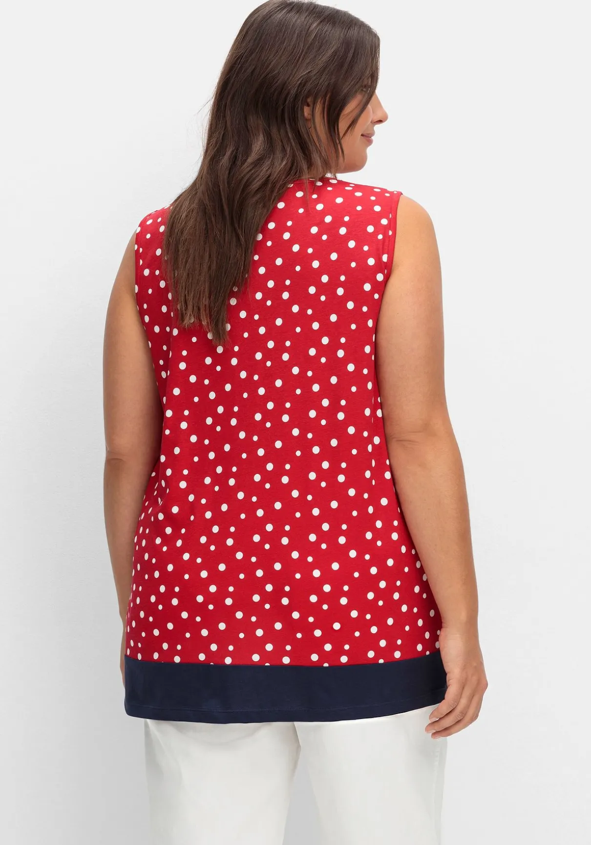 Top mit Tupfen-Alloverdruck