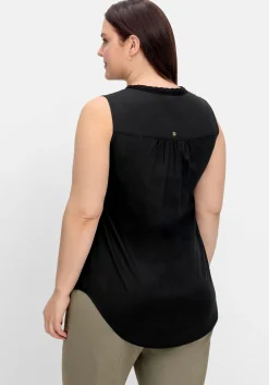 Top mit V-Ausschnitt und Häkelspitze