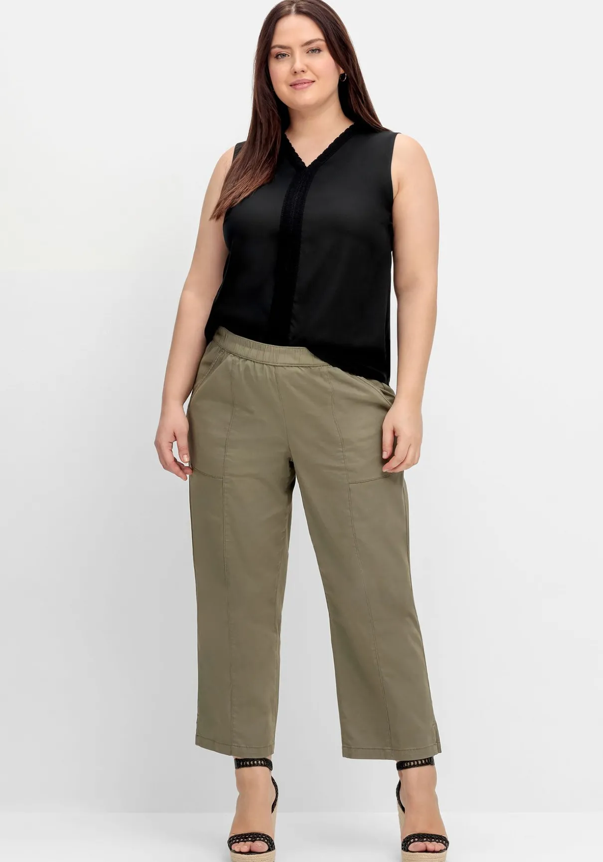 Top mit V-Ausschnitt und Häkelspitze