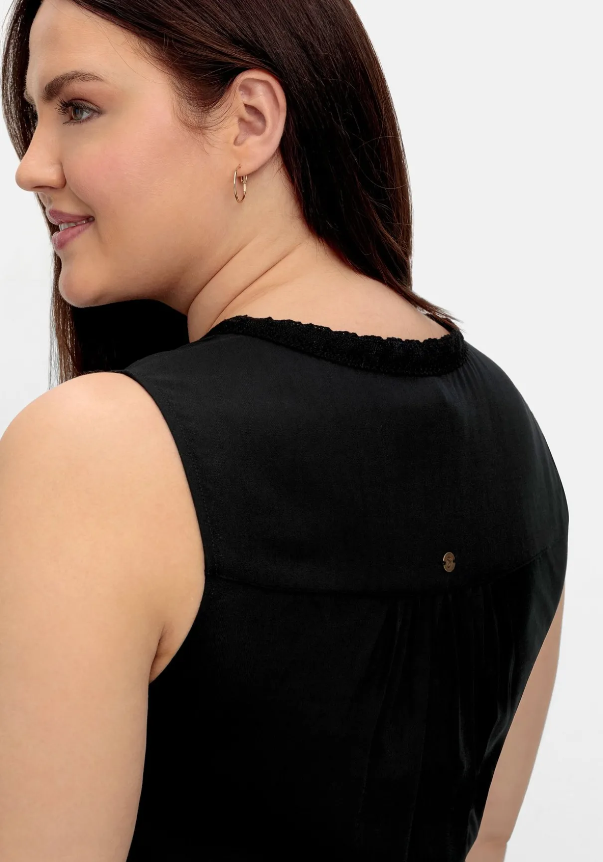 Top mit V-Ausschnitt und Häkelspitze