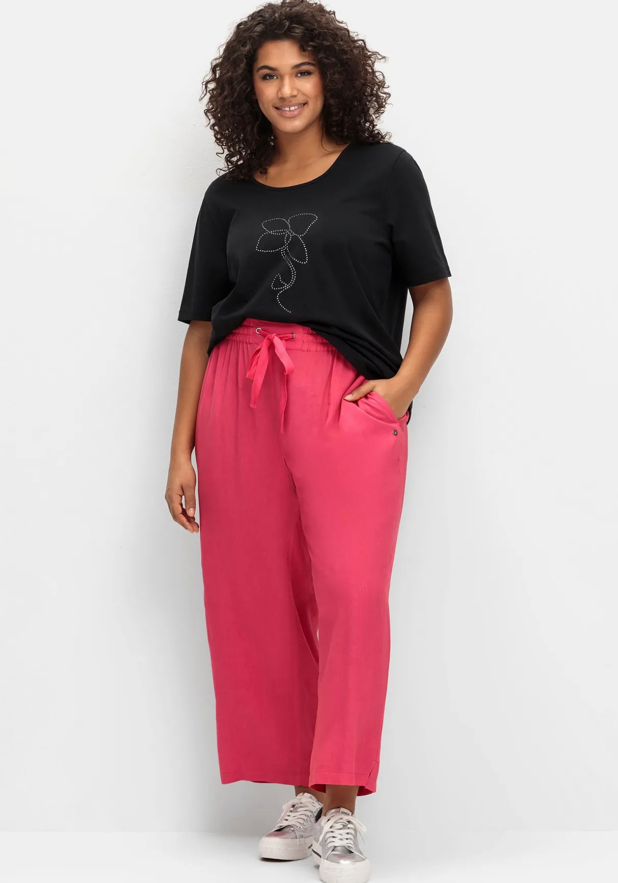 T-Shirt mit Blumen-Applikation