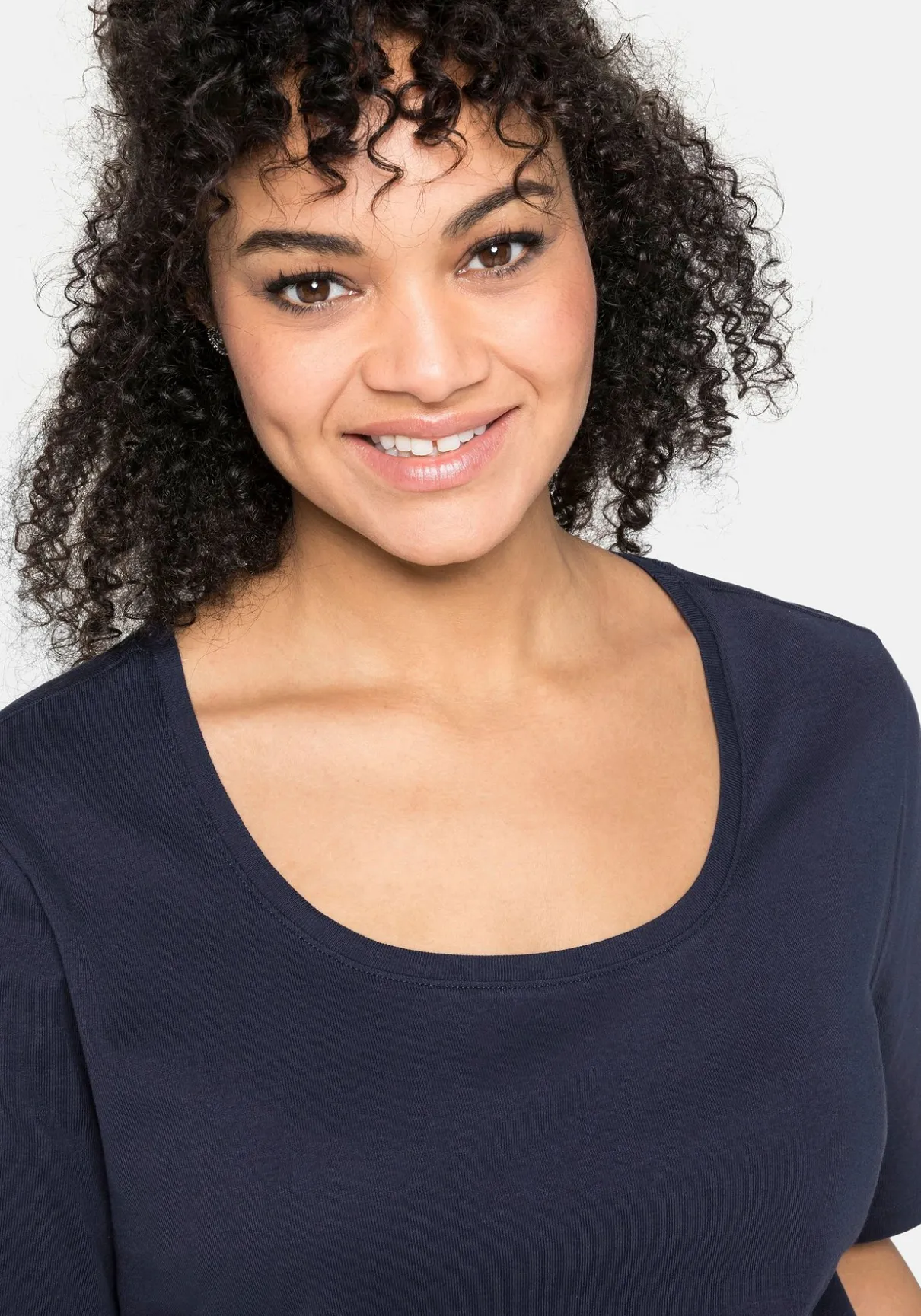 T-Shirt mit tiefem Ausschnitt und längerem Ärmel