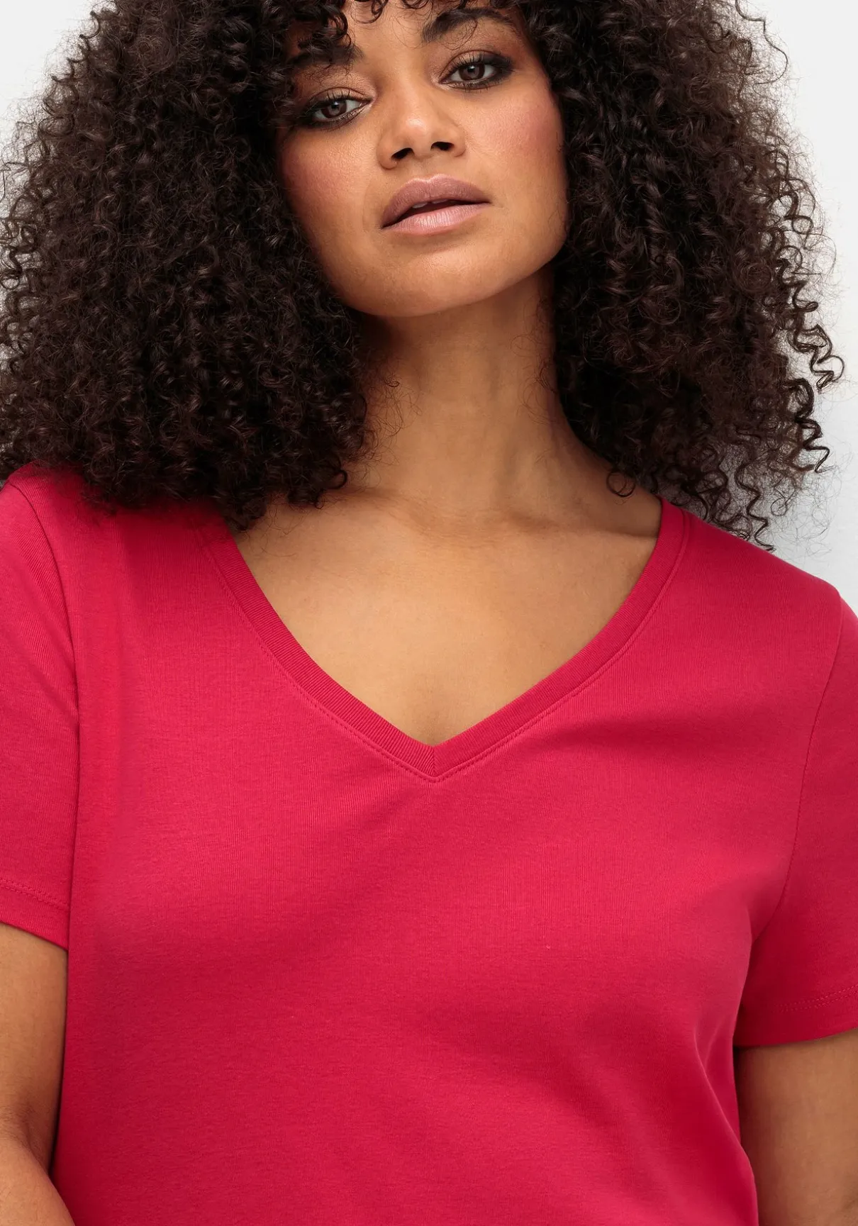 T-Shirt mit V-Ausschnitt, in Rippqualität