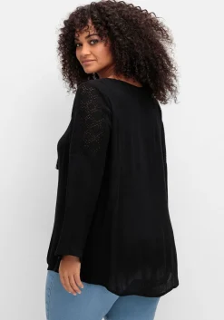 Tunika in Crinkle-Optik, mit Einsatz aus Crochet-Spitze