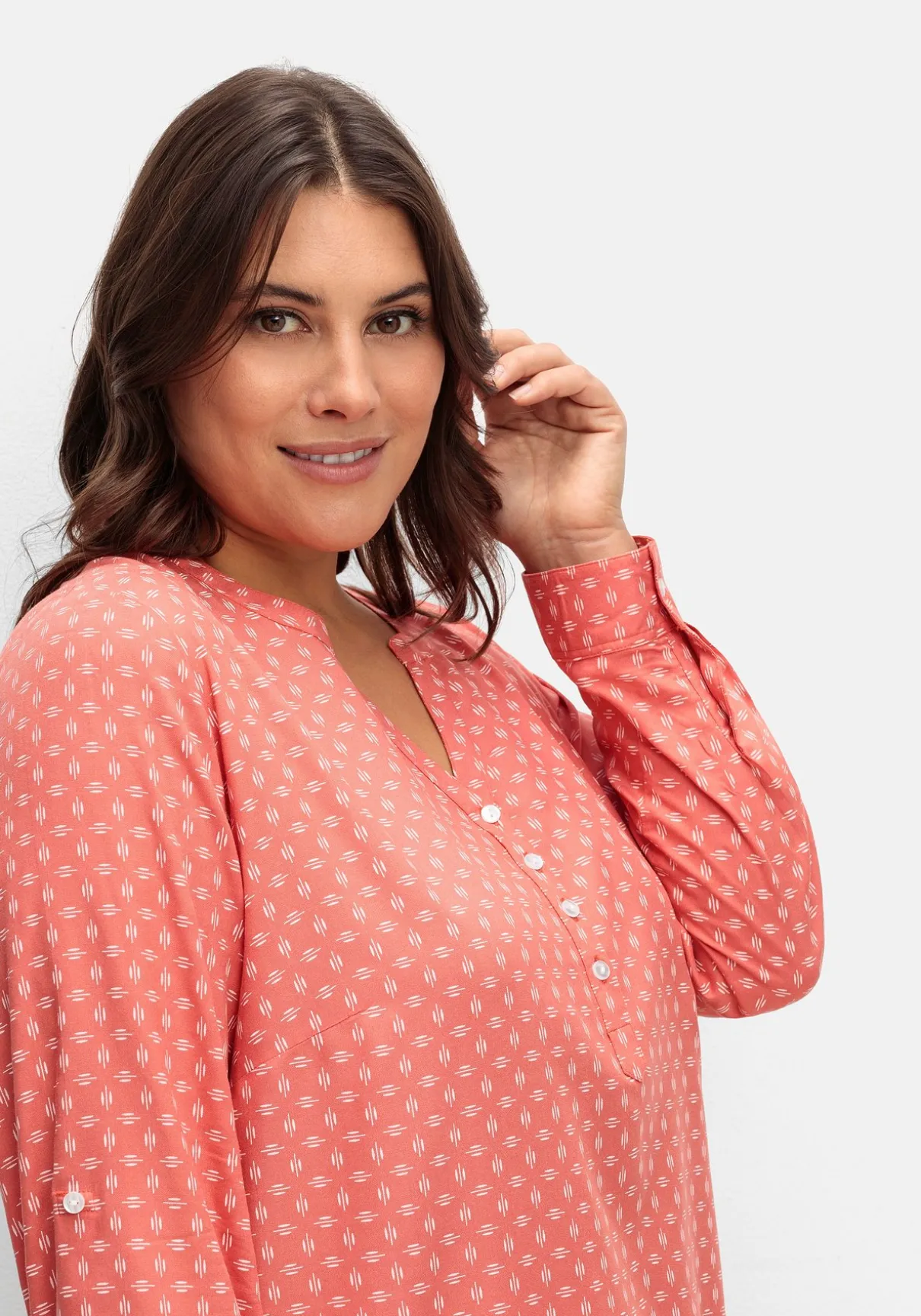 Tunika mit Alloverdruck und Krempelärmeln