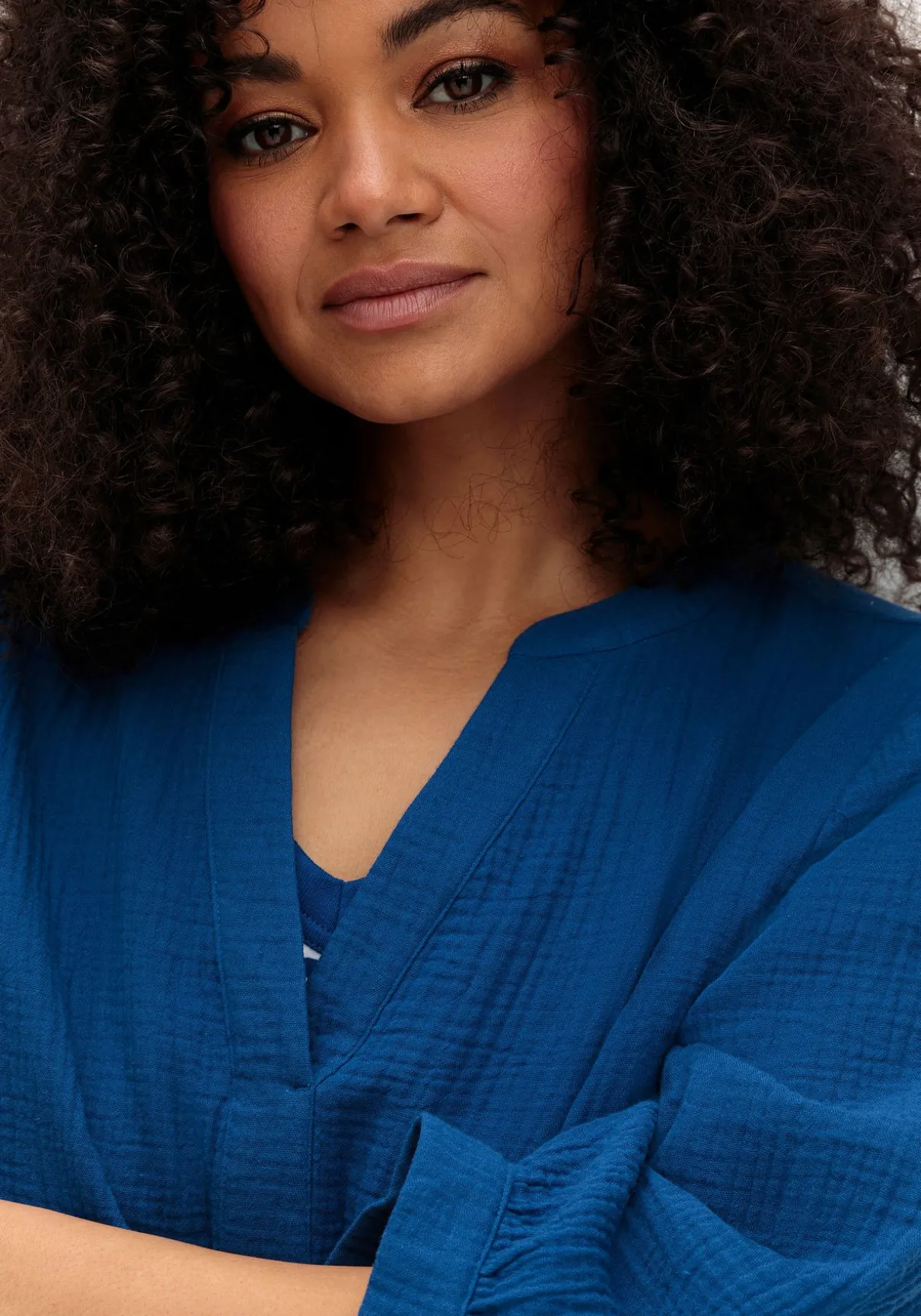 Tunika mit 3/4-Arm und V-Schlitz, aus Musselin