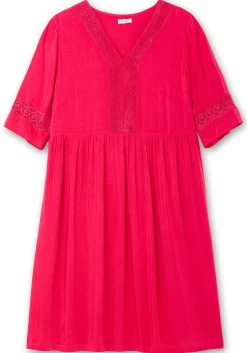 Weit schwingendes Kleid mit Häkelspitze