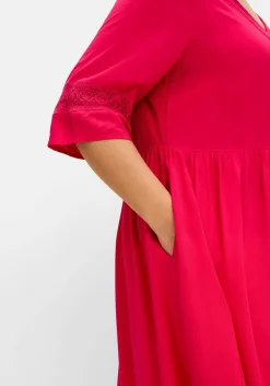 Weit schwingendes Kleid mit Häkelspitze