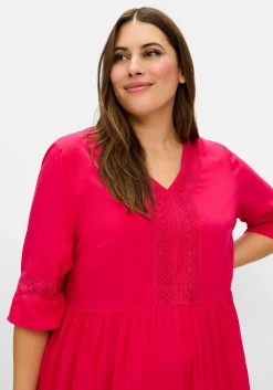 Weit schwingendes Kleid mit Häkelspitze