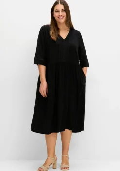 Weit schwingendes Kleid mit Häkelspitze