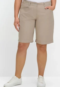 Weite Bermudas in Chino-Optik