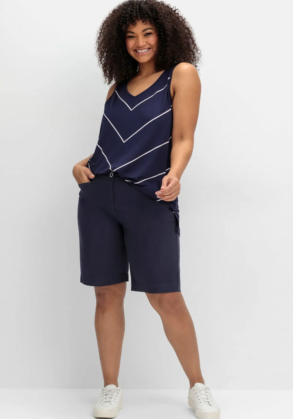 Weite Bermudas in Chino-Optik