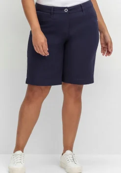 Weite Bermudas in Chino-Optik