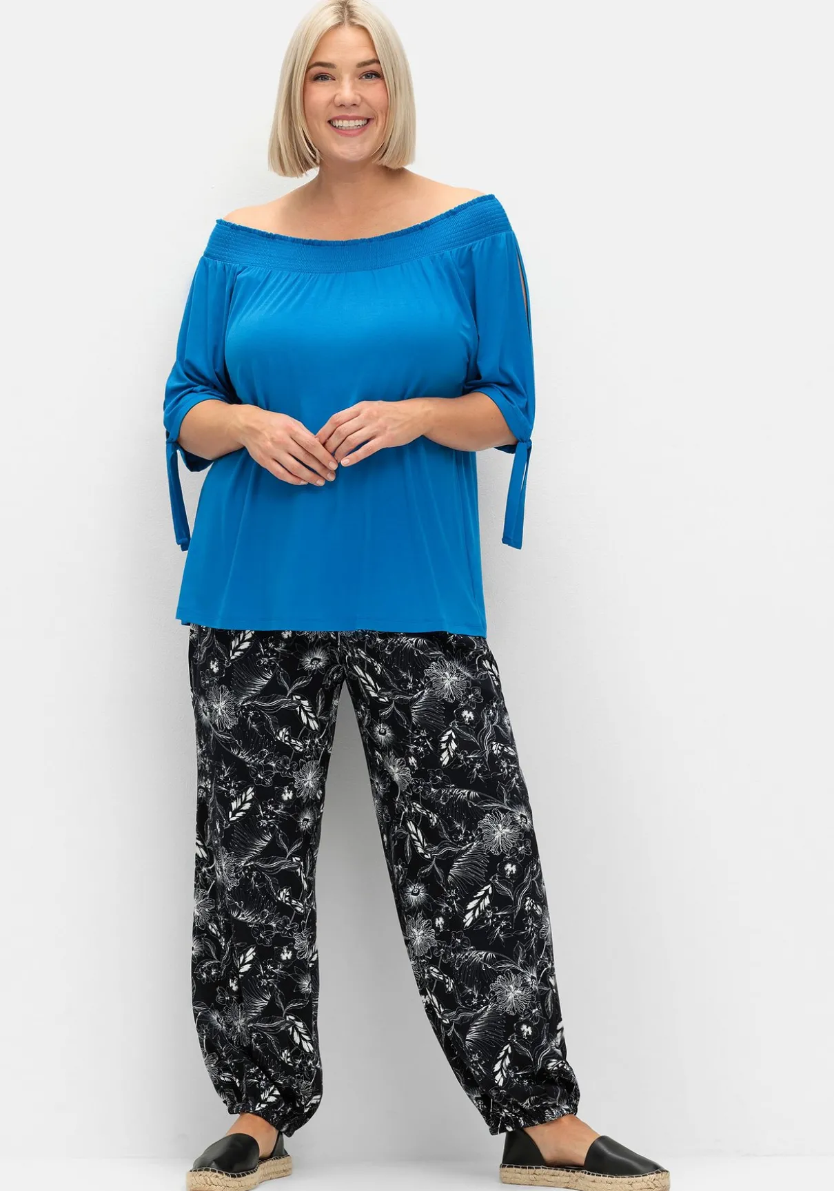 Weite Hose mit Blätterprint und breitem Smokbund