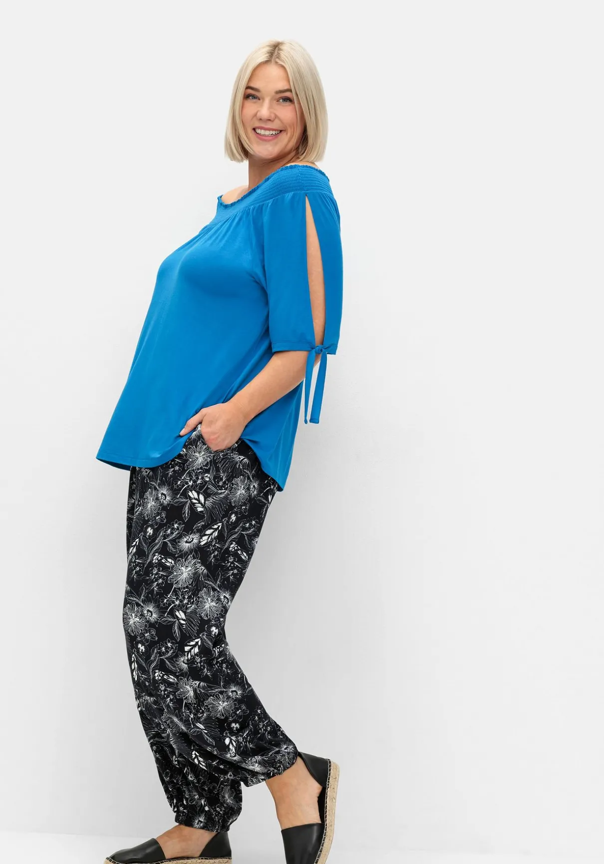 Weite Hose mit Blätterprint und breitem Smokbund