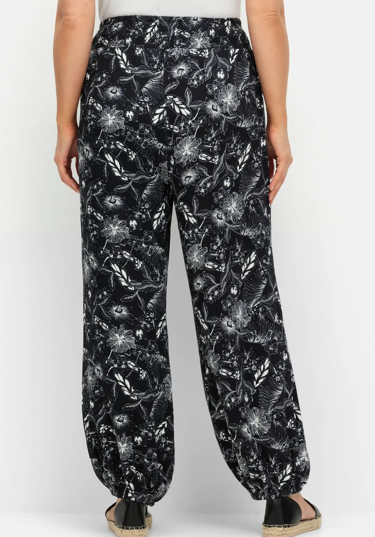 Weite Hose mit Blätterprint und breitem Smokbund