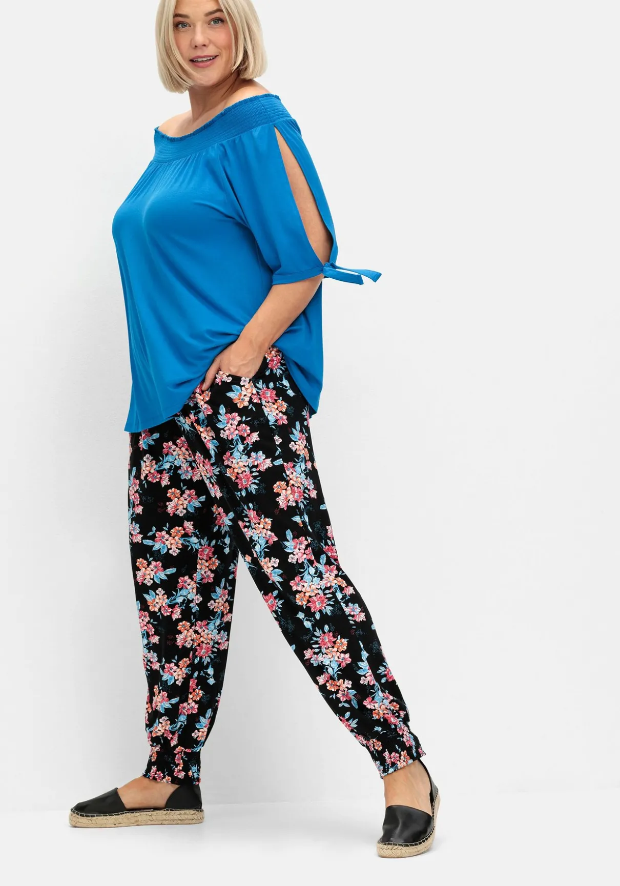 Weite Hose mit Blumendruck und Smok-Abschlüssen