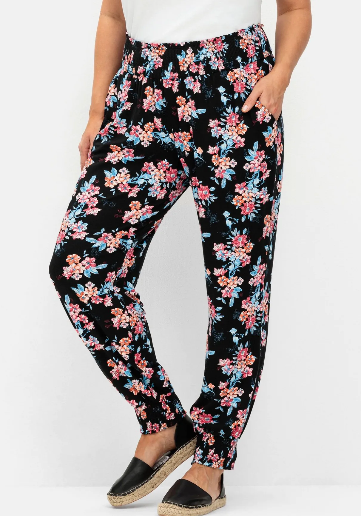 Weite Hose mit Blumendruck und Smok-Abschlüssen