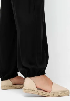 Weite Hose mit breitem Smokbund und Seitentaschen