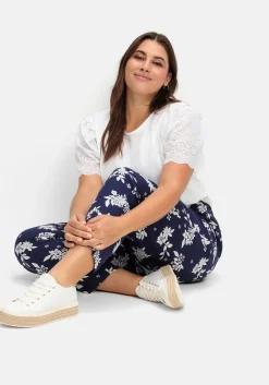 Weite Hose mit Rundum-Dehnbund und Blütendruck