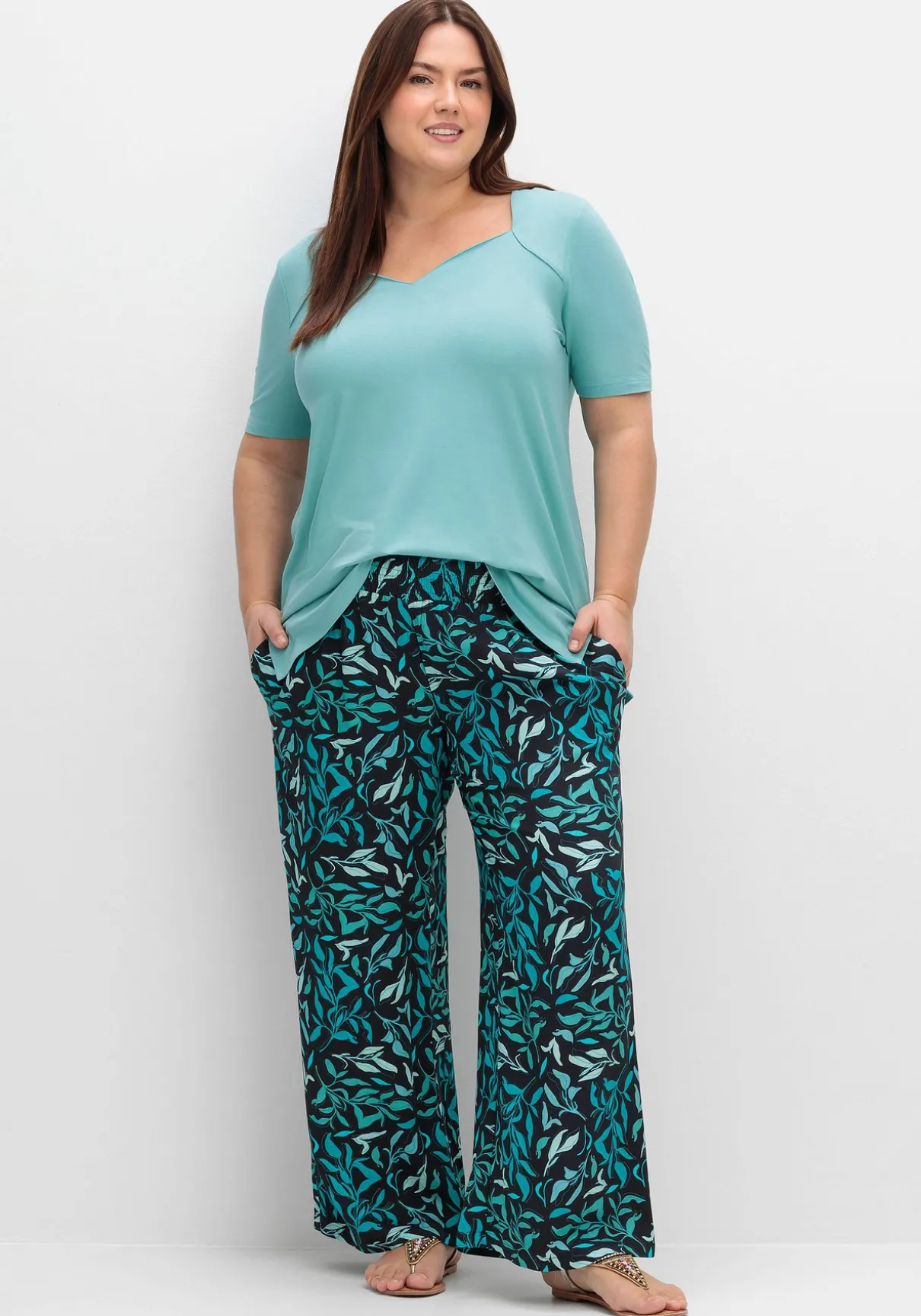 Weite Schlupfhose mit Smokbund und Blätterprint