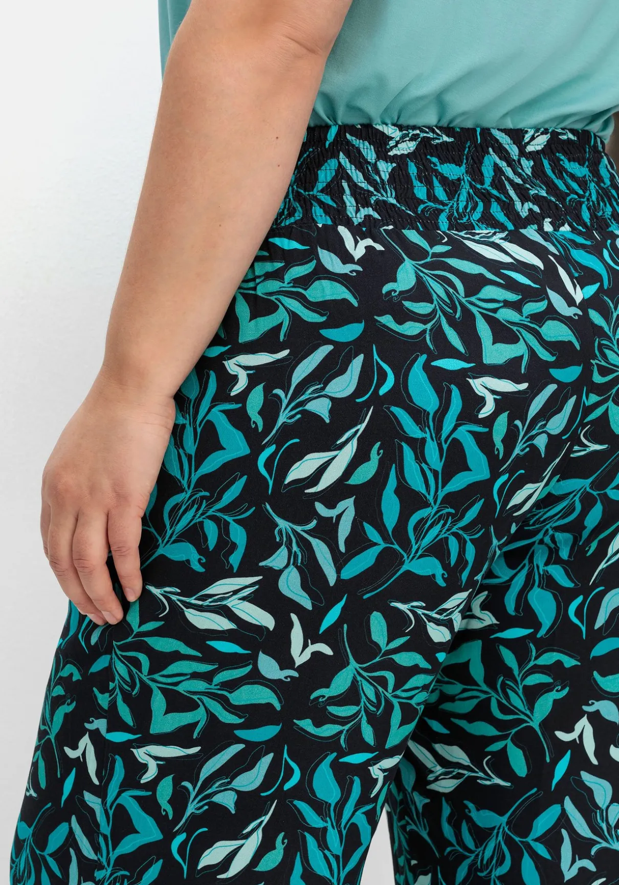 Weite Schlupfhose mit Smokbund und Blätterprint