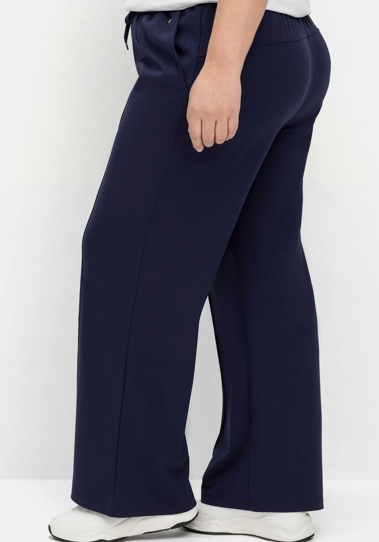 Weite Sporthose mit Teilungsnaht vorn