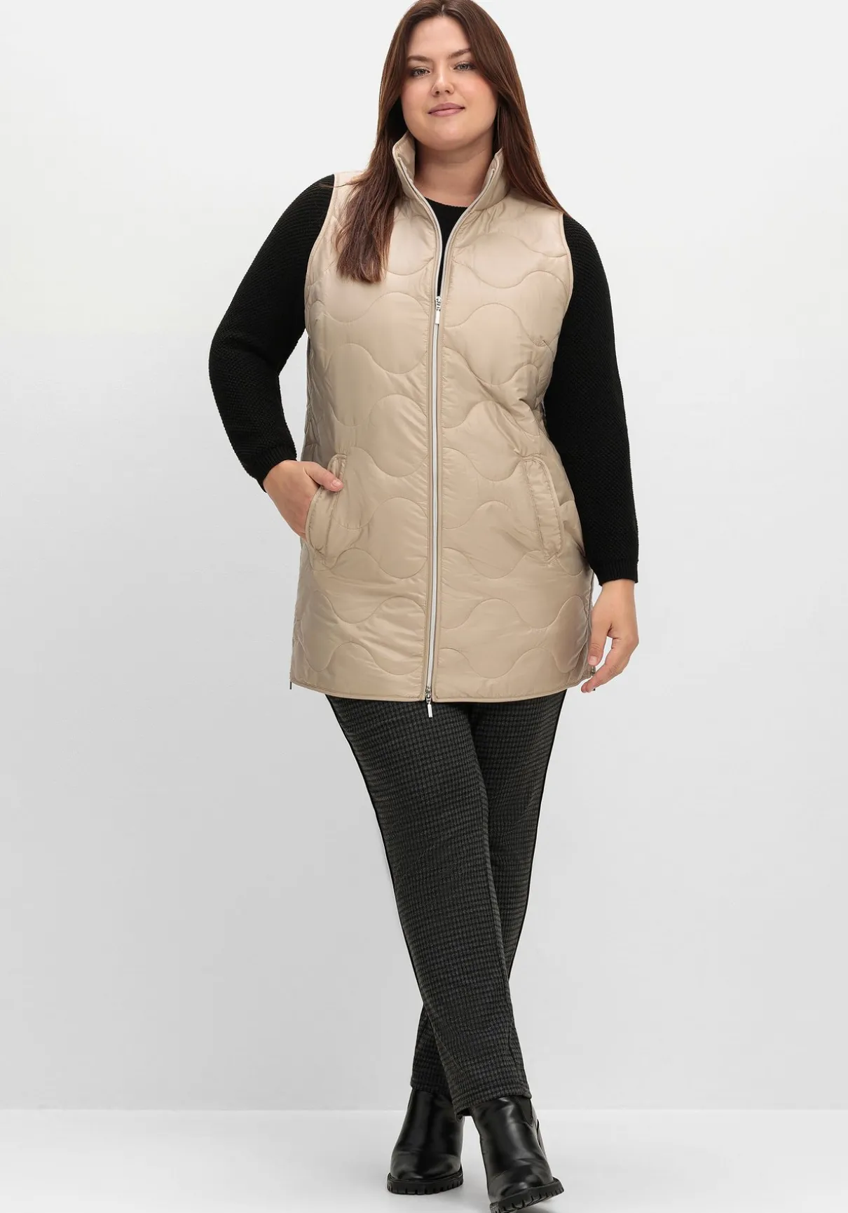 Weste mit Stehkragen und Wellensteppung