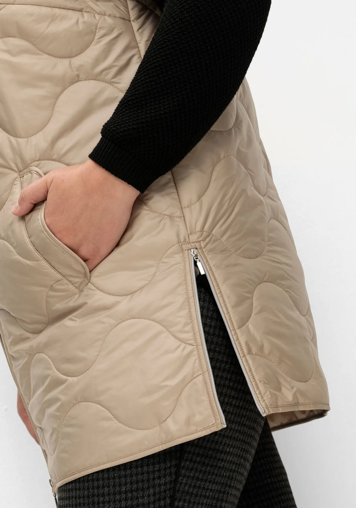 Weste mit Stehkragen und Wellensteppung